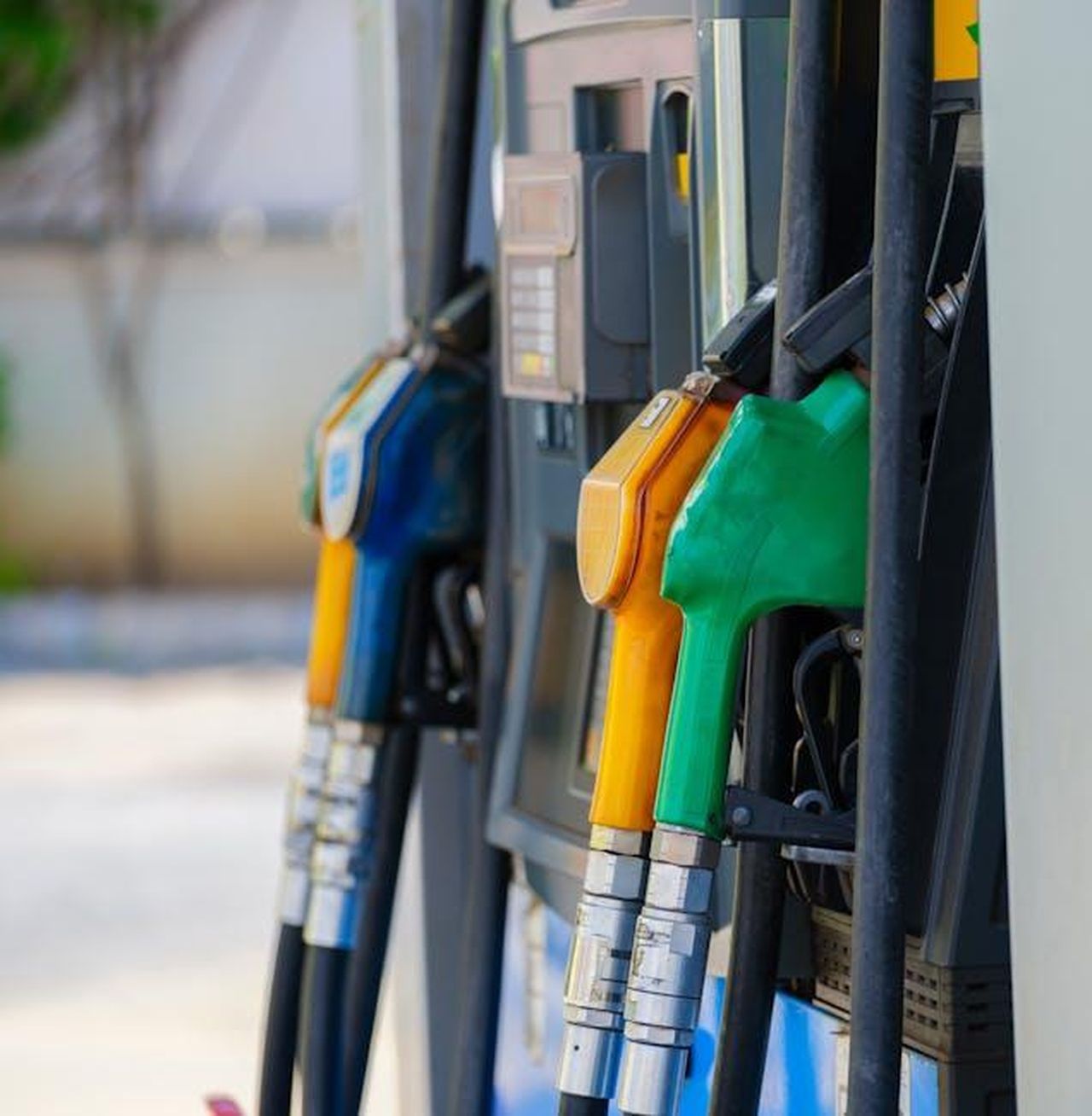 Economia_di_carburante_jdPgAR2Sno - Veicoli24 Source: Engin Akyurt - pexels - Close-up of vibrant fuel nozzles at a gasoline station showcasing diesel, gas, and petrol options.