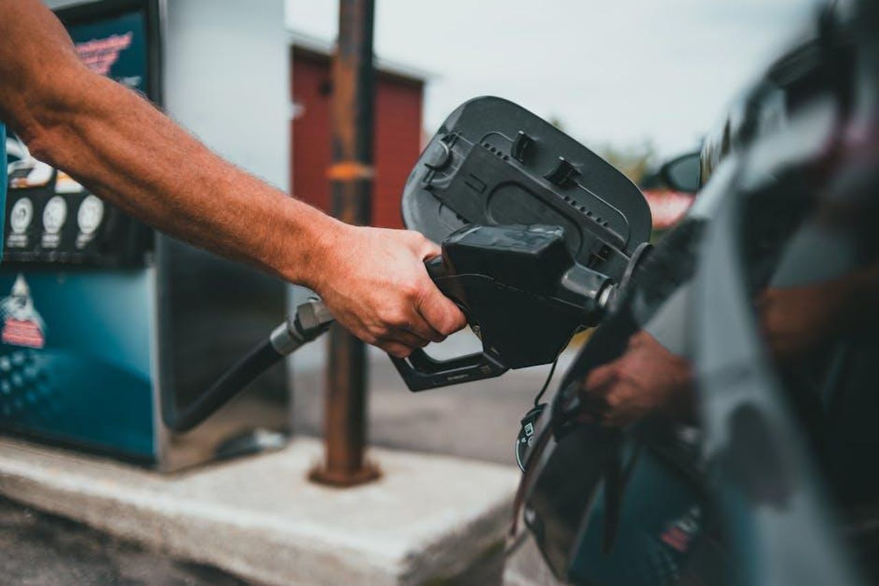 Economia_di_carburante_vqY9nNHp9D - Veicoli24 Source: Erik Mclean - pexels - Close-up of a hand holding a nozzle while refueling a car at a gas station.