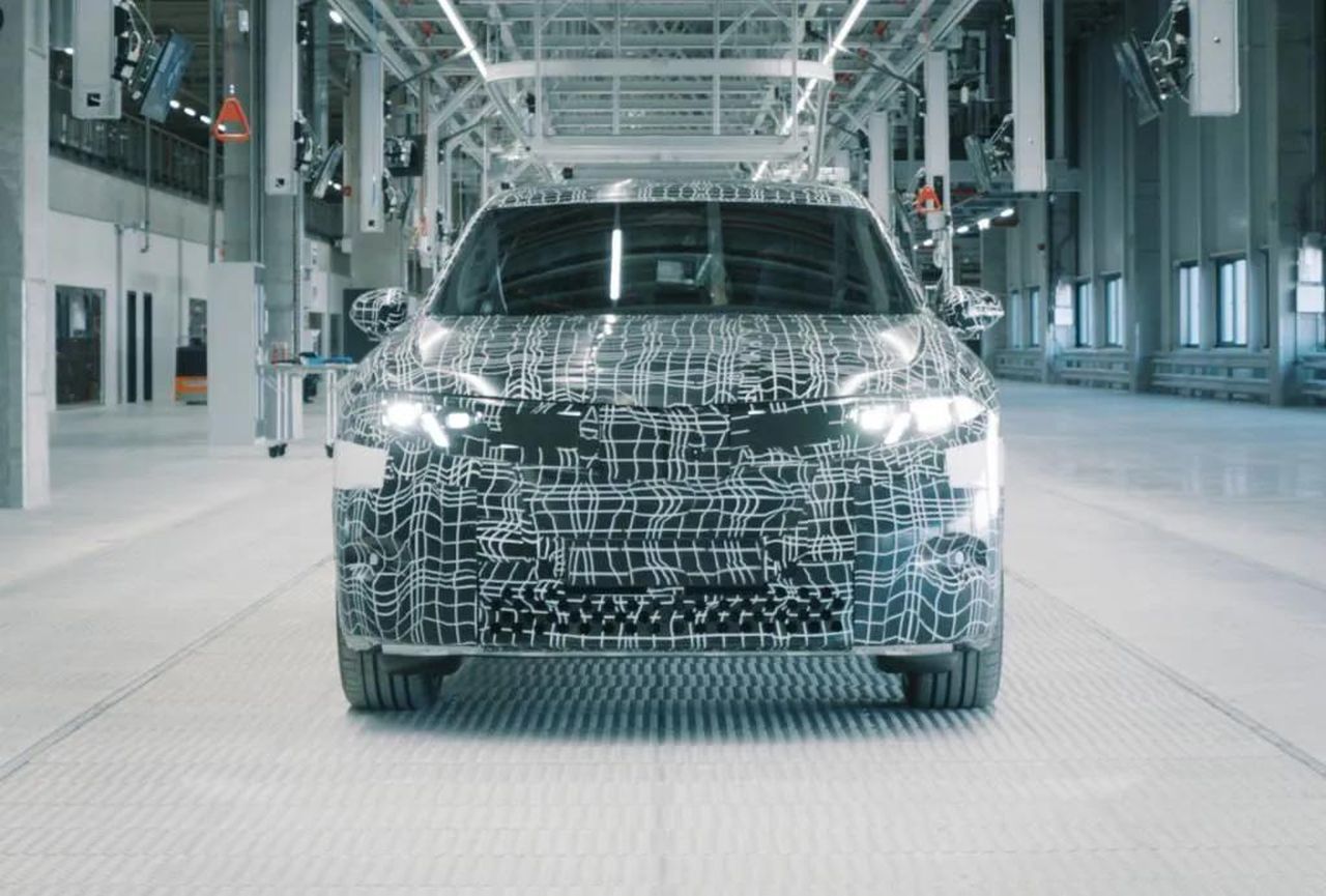 Efficienza_e_autonomia_realistica_tR0mVhBjxd - Veicoli24 Efficienza e autonomia realistica - Esempio di pre-produzione del primo veicolo elettrico BMW Neue Klasse in Ungheria