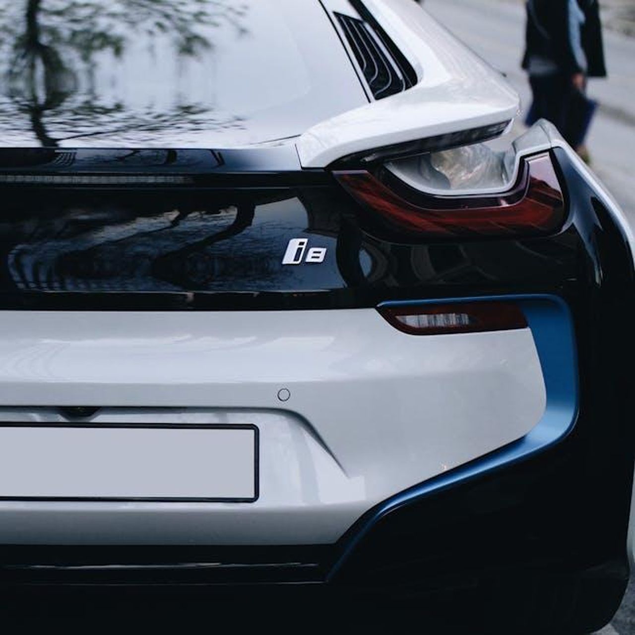 Efficienza_energetica_e_prestazioni_del_prototipo_T5KTsEvdXM - Veicoli24 Source: Burak The Weekender - pexels - Elegant rear close-up of a BMW i8 showcasing its sophisticated design and electric features.