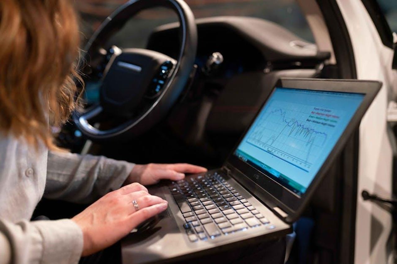 Espansione_dei_test_delle_auto_a_guida_autonoma_s3QlckolRu - Veicoli24 Source: ThisIsEngineering - pexels - Female engineer using laptop to analyze vehicle data inside a car for testing purposes.