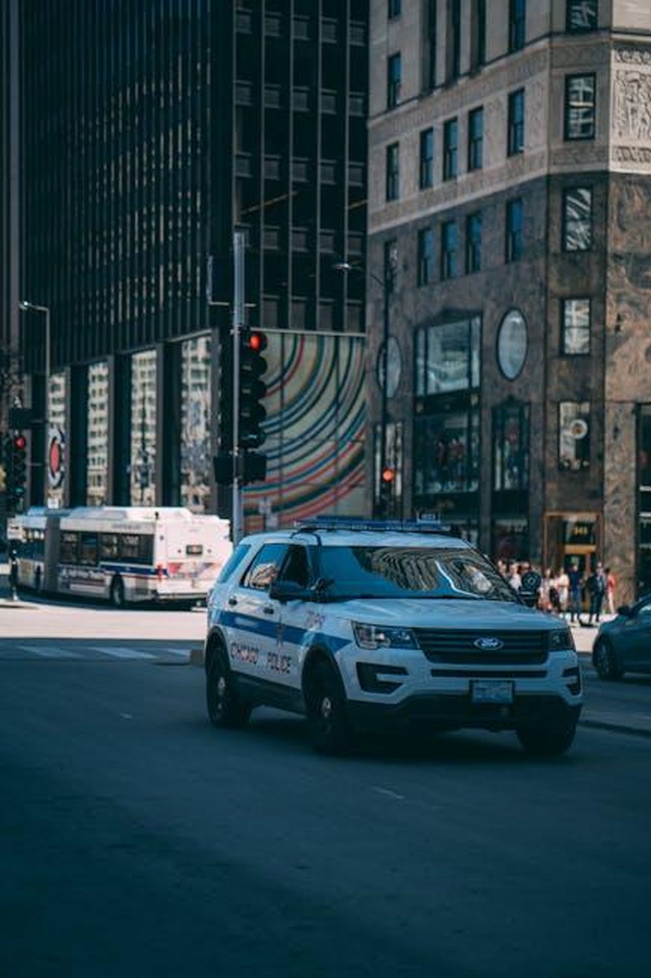 Espansione_del_pacchetto_di_sicurezza_5gR2yH4PWm - Veicoli24 Source: Ricky Esquivel - pexels - A Chicago police car navigating busy downtown streets during the day.