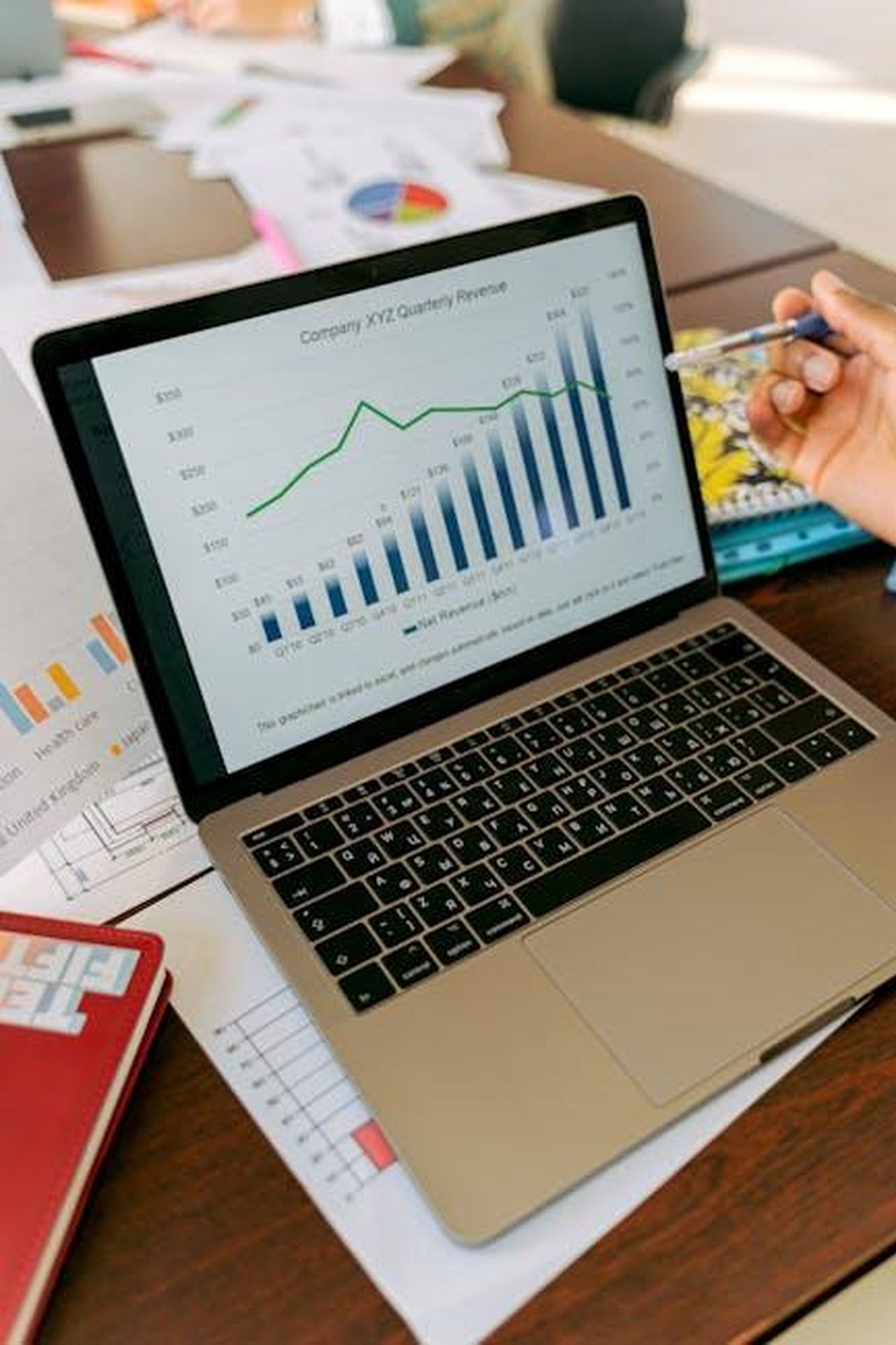 Espansione_delle_opportunit_di_entrate_digitali_u5v2BAS90R - Veicoli24 Source: Antoni Shkraba - pexels - A close-up view of a laptop displaying business analytics and revenue charts.