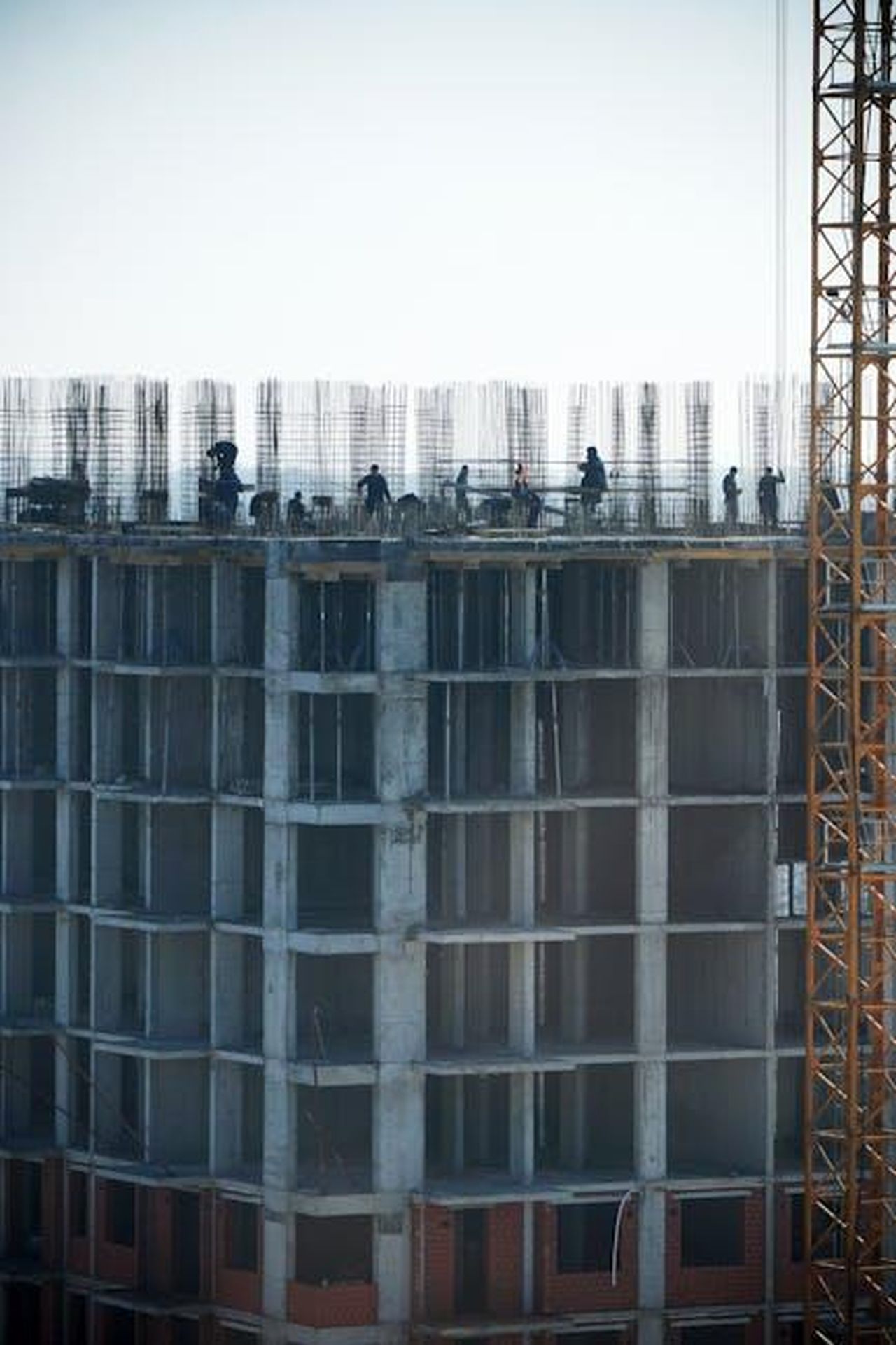 Espansione_di_Lancia_in_Belgio_e_Lussemburgo_pURvadUdNb - Veicoli24 Source: BREAKS OUT - pexels - Construction workers building a high-rise, showcasing urban development.