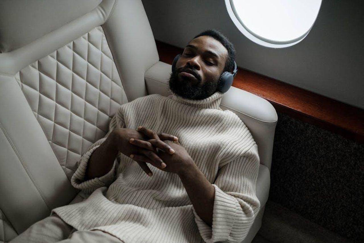 Esperienza_premium_nelle_Concessionarie_Casa_Lancia_1GLbETvFCV - Veicoli24 Source: cottonbro studio - pexels - A businessman enjoys music on headphones while relaxing in a private jet. Luxurious travel concept.