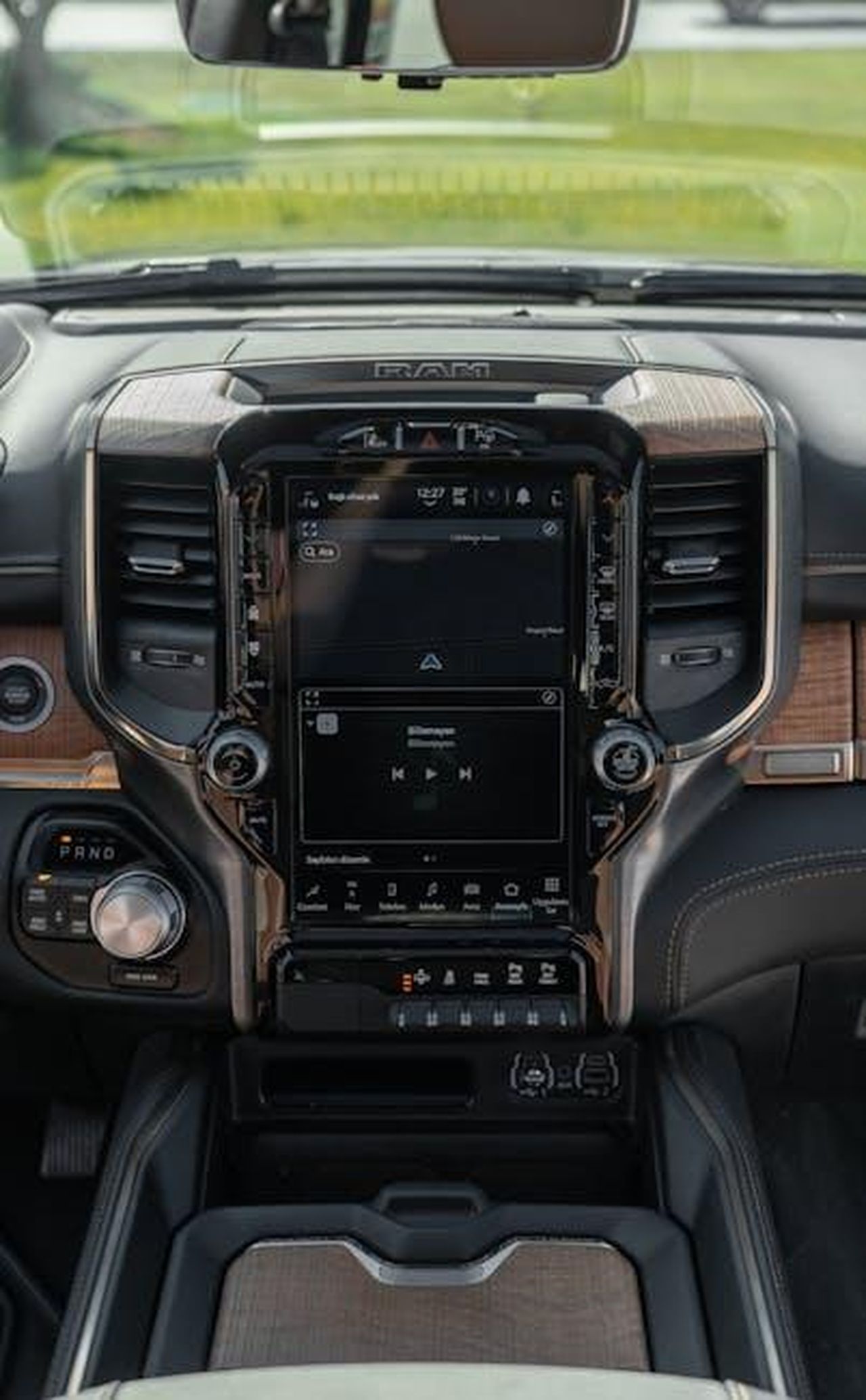 Evoluzione_del_design_dei_camion_Ram_ql7Jw2DanS - Veicoli24 Source: 04iraq - pexels - Explore the high-tech dashboard of a Dodge RAM featuring sleek design and advanced controls.