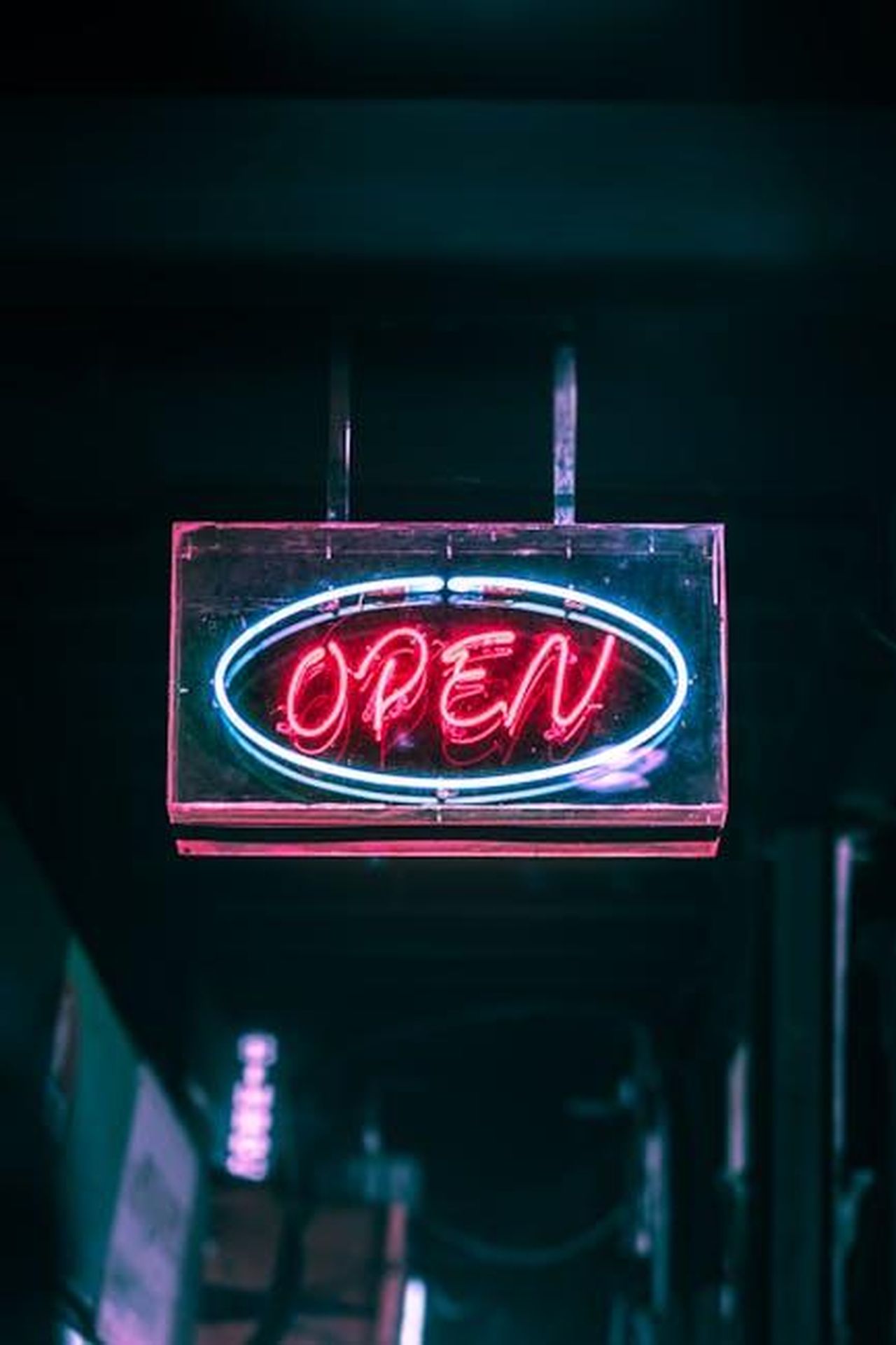 Evoluzione_delle_vendite_di_veicoli_elettrici_e_ibridi_5yBkRSnDJa - Veicoli24 Source: Pratik Gupta - pexels - Glowing neon 'Open' sign illuminating the night street with vivid colors.