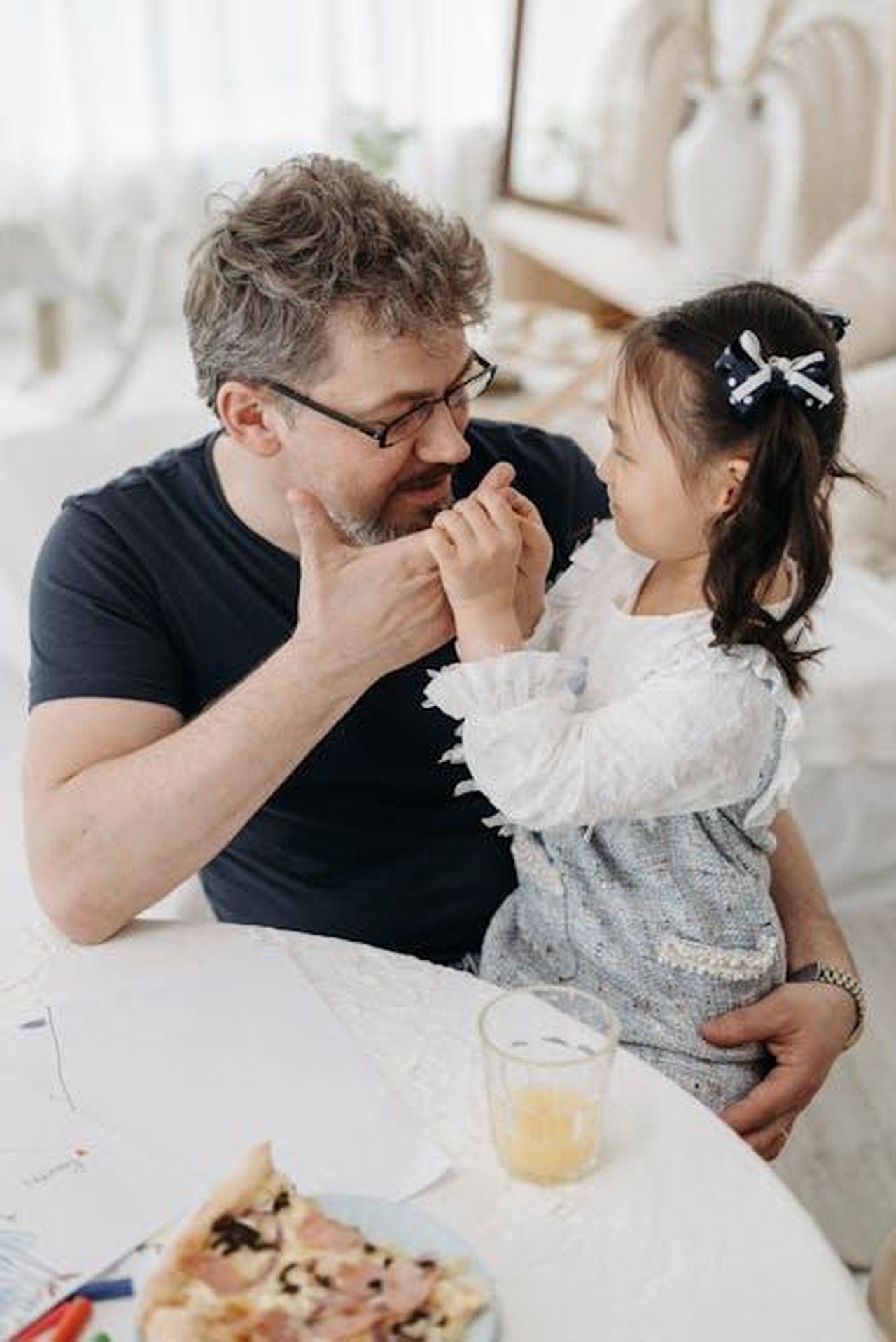 Fattori_che_influenzano_la_durata_delle_batterie_EV_kD2mkqBIp5 - Veicoli24 Source: Pavel Danilyuk - pexels - Father and daughter sharing a tender moment at a table full of love and joy.