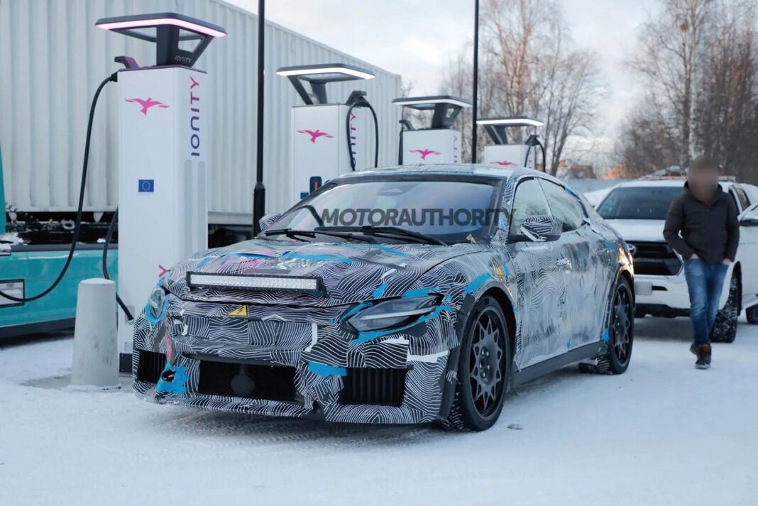Un prezzo superiore ai 500.000 euro per il primo EV di Ferrari Ferrari presenta il suo primo veicolo elettrico nel 2025
