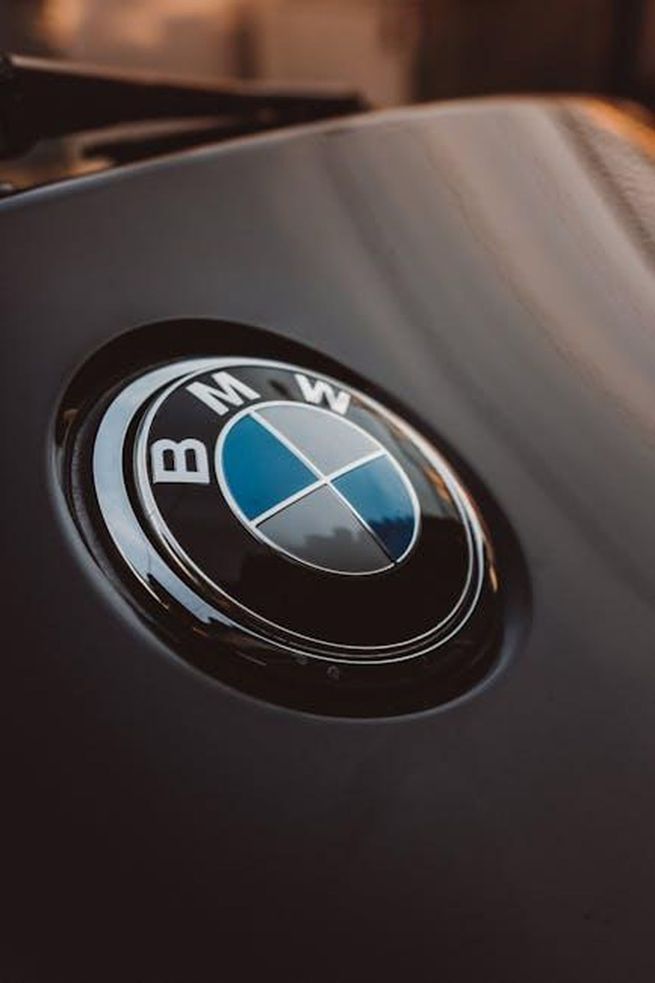 Formazioni_BMW_M_Motorsport_UZULoTOg4G - Veicoli24 Source: Luis Quintero - pexels - Close-up of a shiny BMW logo on a luxury car, emphasizing modern design.