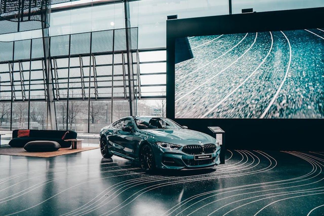 Foto_e_riprese_in_loco_del_lancio_internazionale_a_Barcellona_qRL2j5FSpD - Veicoli24 Source: Maria Geller - pexels - Elegant luxury coupe showcased in a modern Munich auto showroom with glass architecture.