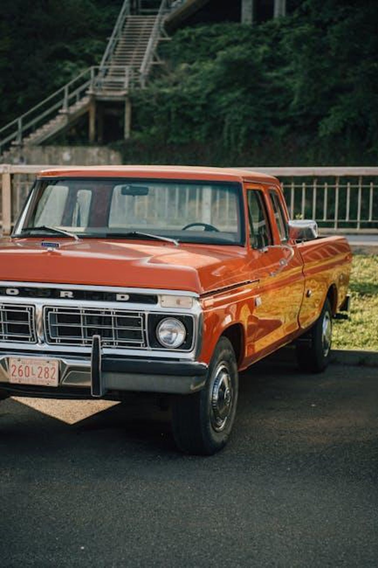Furti_allarmanti_di_fanali_Ford_FSeries_in_Texas_1rh7rCyBCj - Veicoli24 Source: Clément Proust - pexels - Classic red Ford pickup truck parked outdoors, vintage vehicle perfect for collectors.