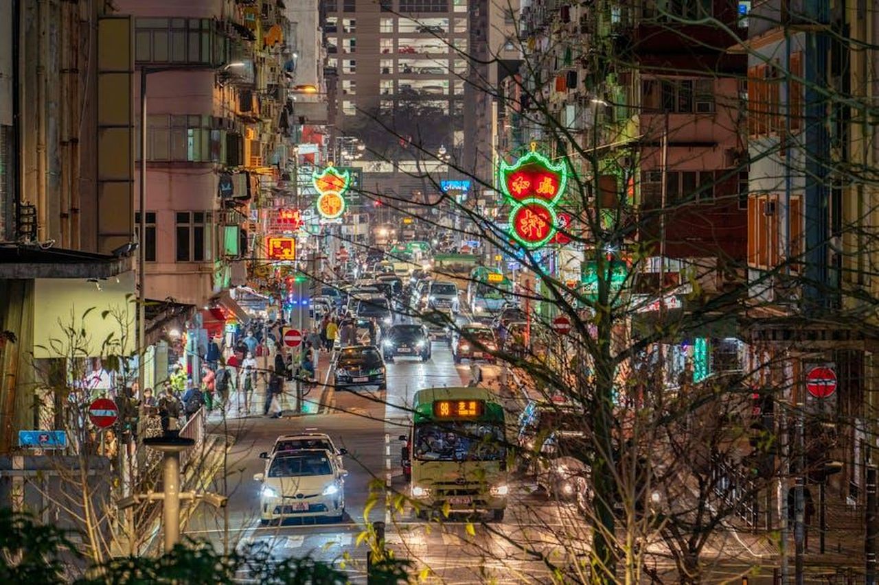 Futuro_dei_veicoli_commerciali_elettrici_E3wdEzaBpL - Veicoli24 Source: Jimmy Chan - pexels - Vibrant city street illuminated by neon lights, buzzing with nighttime traffic and activity.