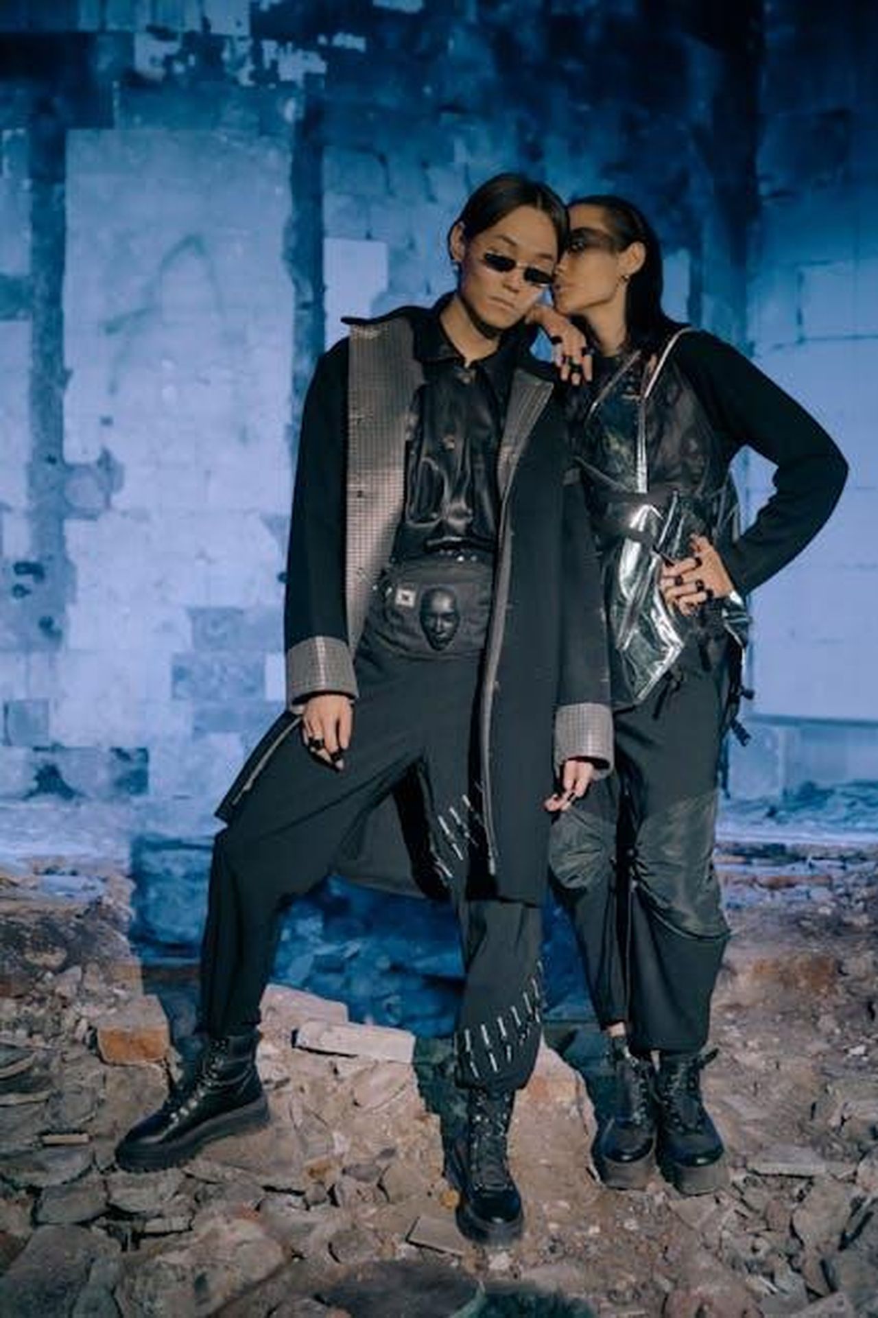 Futuro_della_Bugatti_Mistral_e_Tourbillon_qnMMFQ3diX - Veicoli24 Source: cottonbro studio - pexels - Two models in cyberpunk fashion pose in a dystopian setting with blue light ambiance.