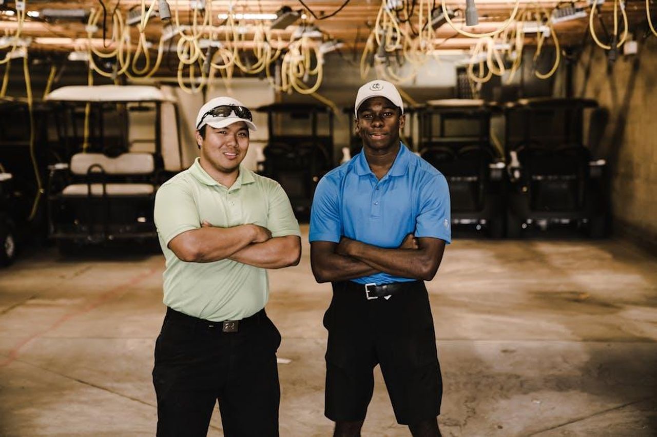 Futuro_della_produzione_elettrica_oAU78nilxk - Veicoli24 Source: Jopwell - pexels - Two men pose confidently in a garage with multiple golf carts. Indoors and energetic.