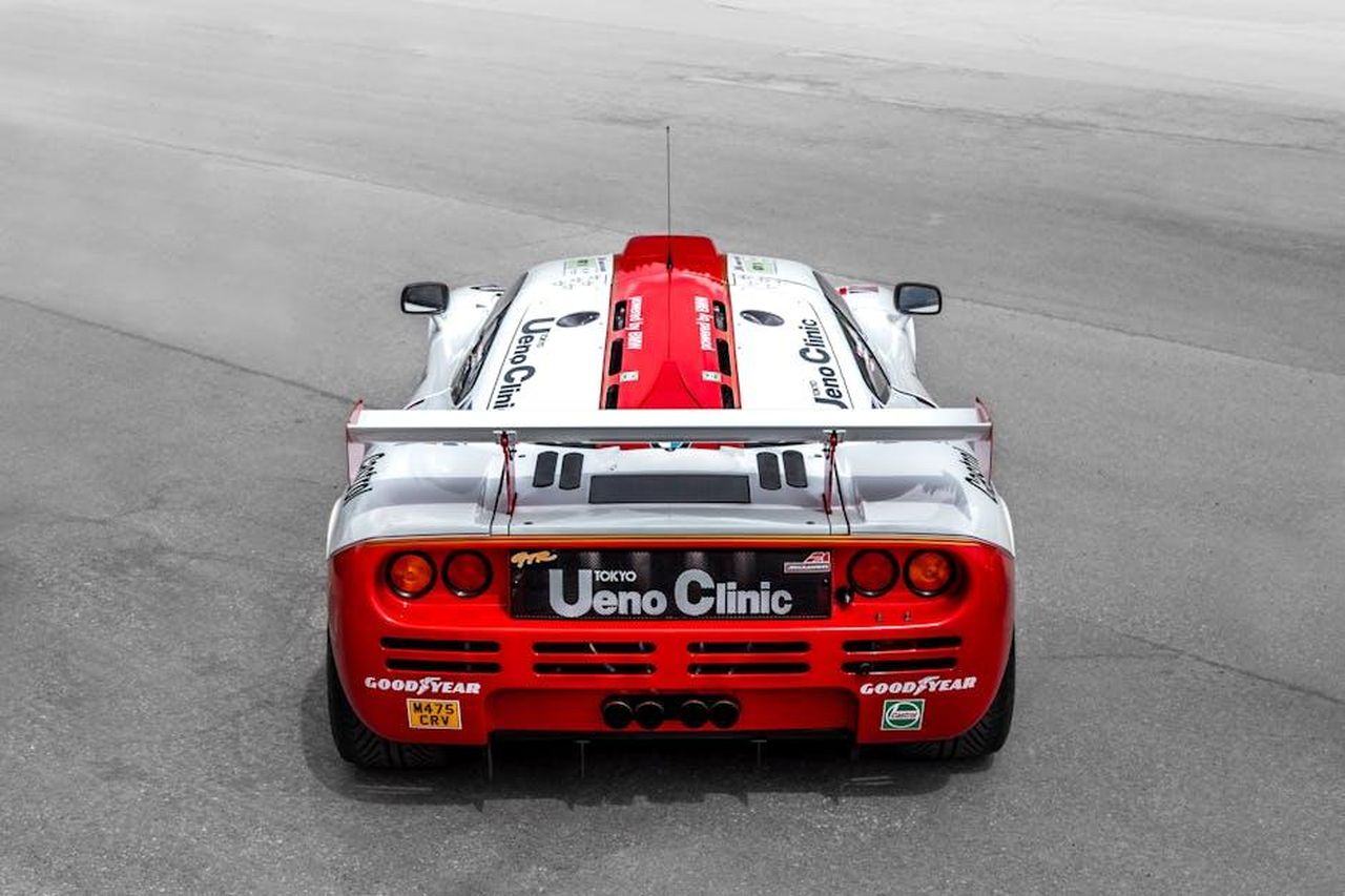Futuro_di_McLaren_in_F1_SVXyVIWaA1 - Veicoli24 Source: Quentin Martinez - pexels - Red and white race car captured from behind on an open track.