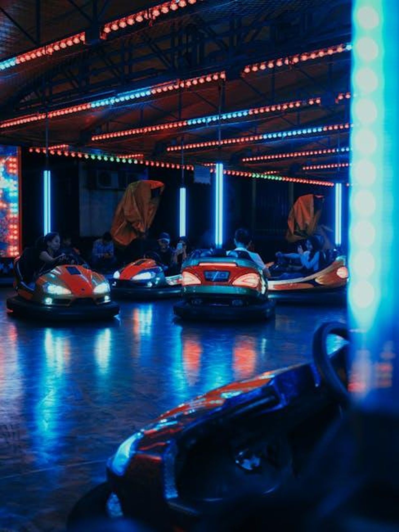 Futuro_elettrico_di_Alpine_D4IGrrb5n1 - Veicoli24 Source: Deva Darshan - pexels - Exciting bumper car ride under neon lights at night, capturing the thrill and joy of an amusement park in Kuala Lumpur.