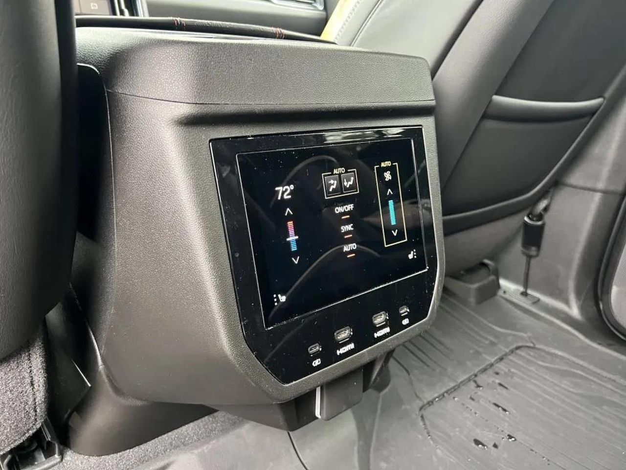 GMC_Yukon_un_grande_aggiornamento_interno_Ak6bPsOnzp - Veicoli24 GMC Yukon: un grande aggiornamento interno Interni del 2025 GMC Yukon AT4 Ultimate