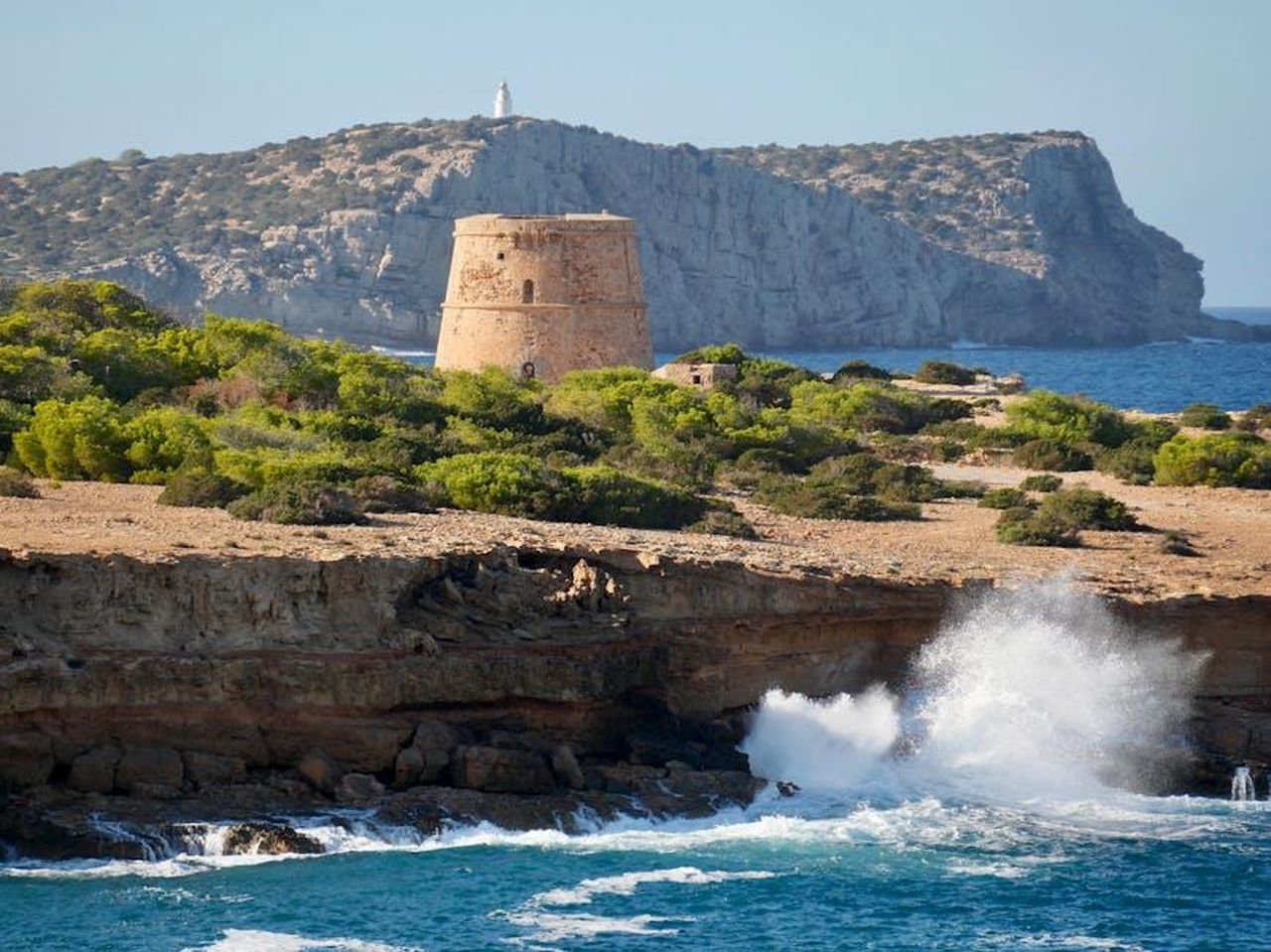 Gianluca_Torre_e_leleganza_della_Nuova_Ypsilon_NBJTnnHf61 - Veicoli24 Source: Dirk Pothen - pexels - A picturesque view of Torre Des Savinar against the rugged Ibiza coast, waves crashing below.