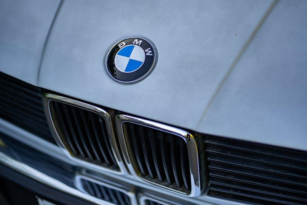 Highlights_della_produzione_e_investimenti_a_Spartanburg_IbROSi0ryx - Veicoli24 Source: Max Ravier - pexels - Detailed shot of BMW car emblem focusing on its iconic grille and logo.