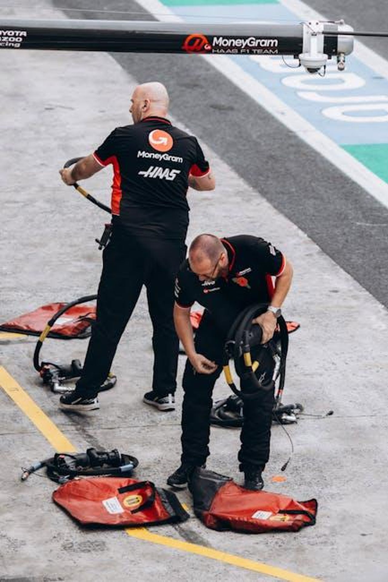 I_Big_3_di_Toyota_nel_NASCAR_kT8K81rSrp - Veicoli24 Source: Jonathan Borba - pexels - Formula 1 pit crew members preparing equipment on race day, showcasing teamwork and precision.