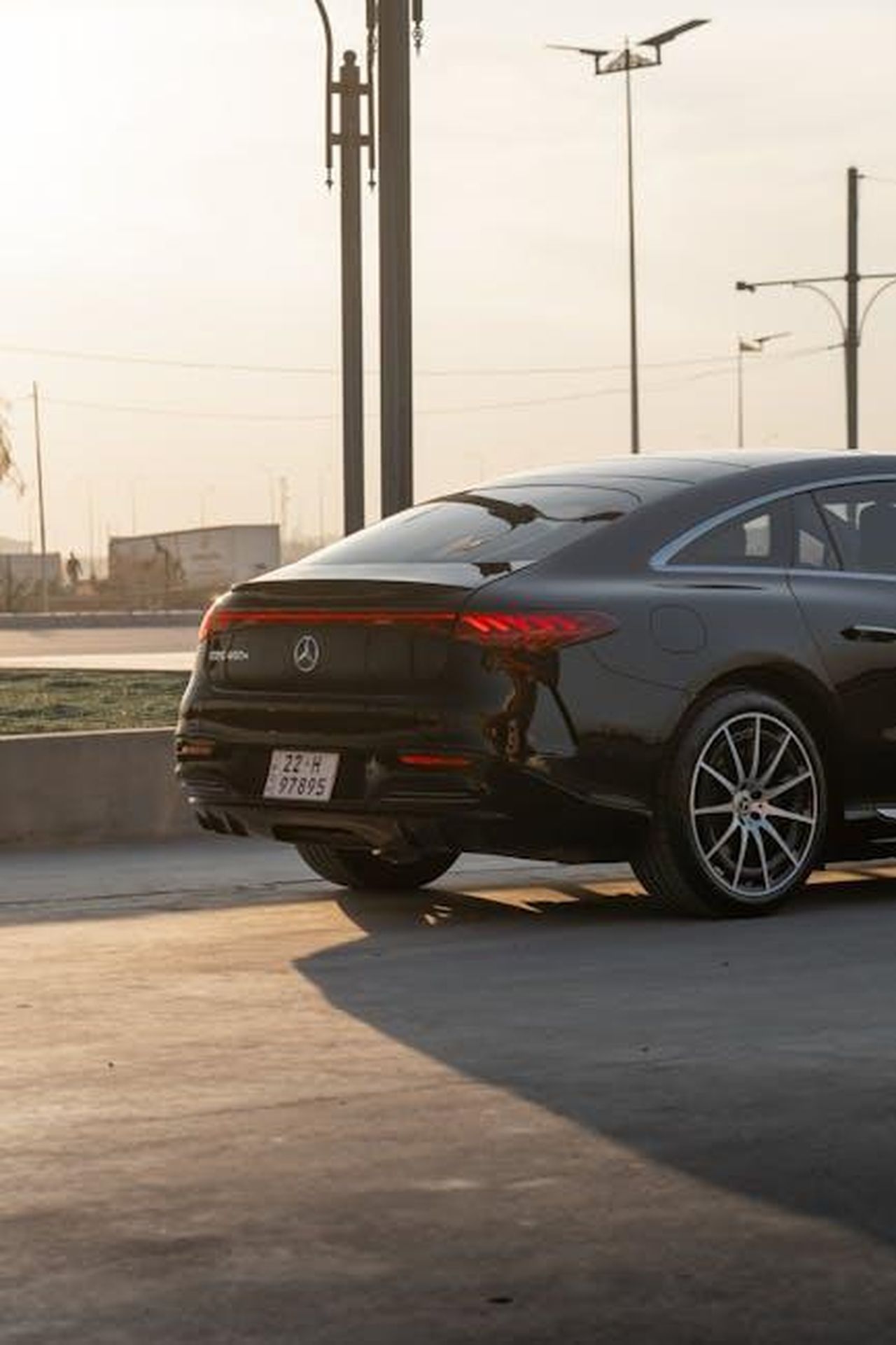 I_futuri_veicoli_elettrici_e_ibridi_di_Mercedes_condivideranno_design_identici_fsLAJtGeD9 - Veicoli24 Source: 04iraq - pexels - Explore this striking black Mercedes-Benz EQS captured outdoors at sunset, showcasing modern automotive design.