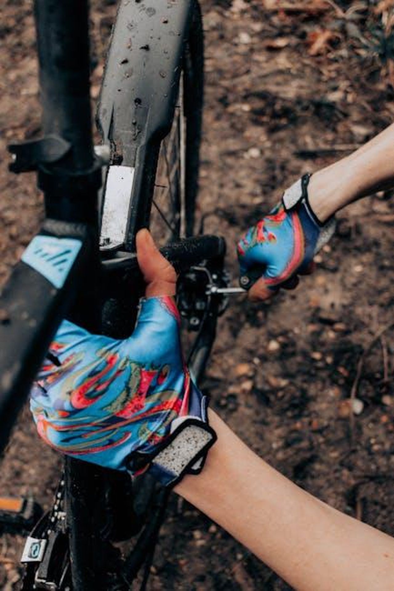 I_migliori_pneumatici_allweather_testati_hURUFFIoFY - Veicoli24 Source: Mathias Reding - pexels - Close-up of hands repairing a bicycle tire outdoors. Ideal for repair and maintenance themes.
