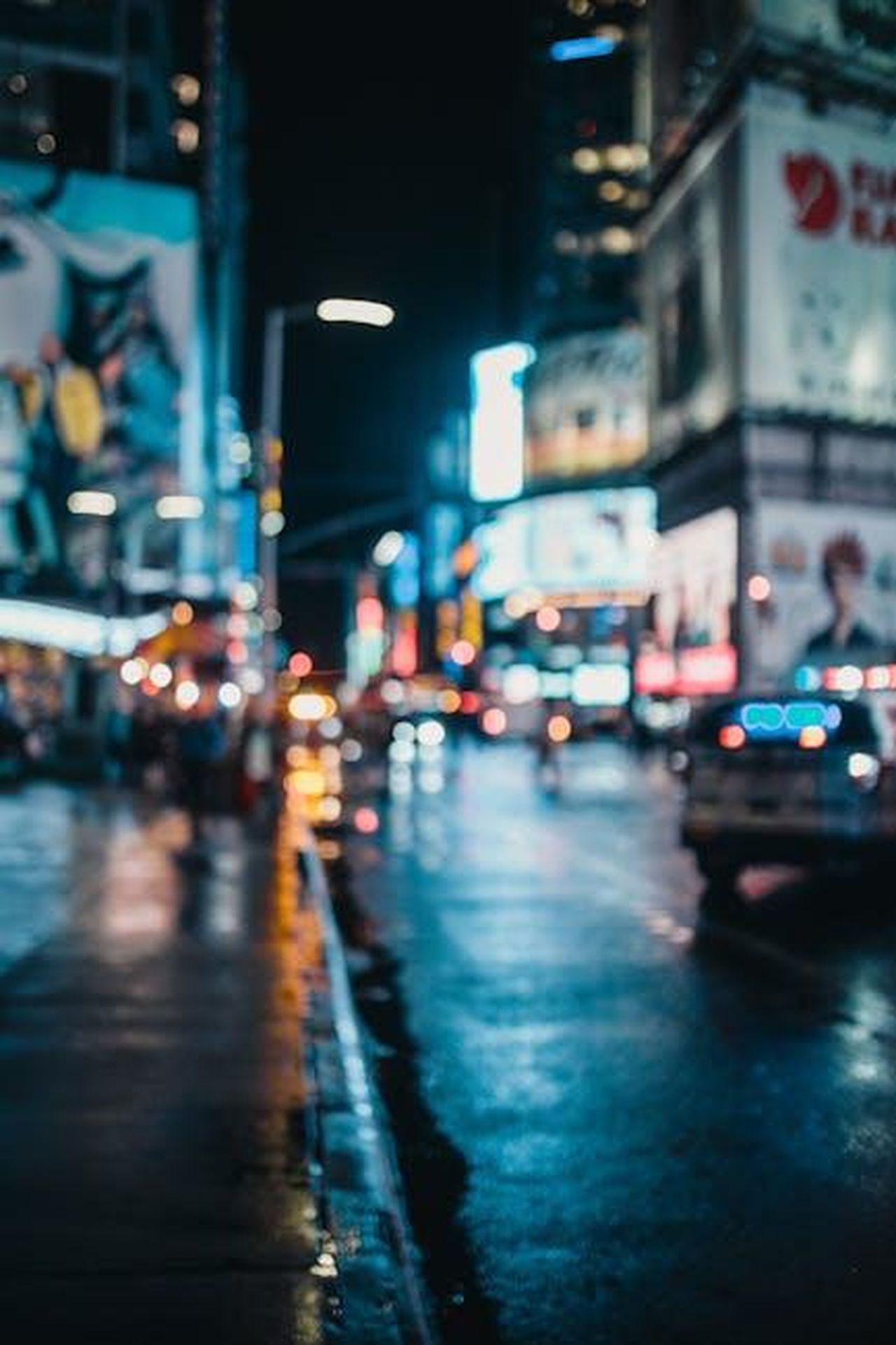 I_modelli_BEV_pi_venduti_in_Europa_nel_2024_nCOFle9gC6 - Veicoli24 Source: Guilherme Rossi - pexels - Moody, out-of-focus urban nightscape with neon city lights and wet streets.