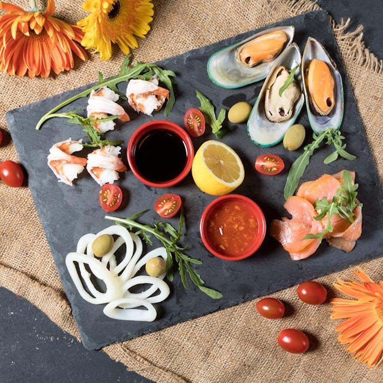 I_modelli_PHEV_pi_venduti_nel_2024_9exofqMN9s - Veicoli24 Source: Farhad Ibrahimzade - pexels - A vibrant seafood platter featuring fresh mussels, shrimp, smoked salmon, and more on a stone plate.