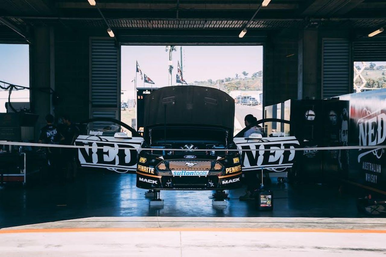 Il_Dunton_Technical_Centre_di_Ford_lnSFj7REDU - Veicoli24 Source: Mat Sheard - pexels - Race car under maintenance at Mount Panorama, NSW. Perfect for racing and automotive themes.