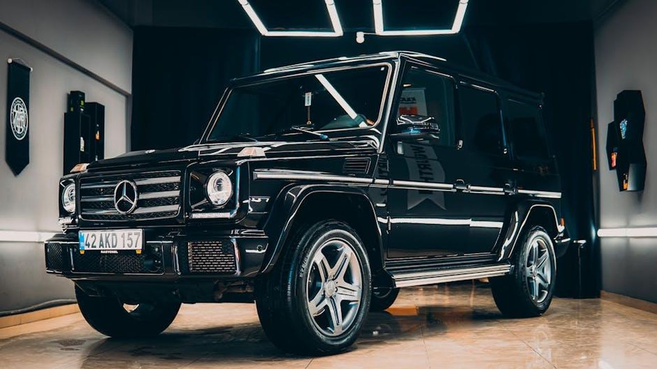 Il_Little_G_un_design_atteso_F3i3YO6Gvf - Veicoli24 Source: Batuhan Kocabaş - pexels - Elegant black Mercedes SUV showcased in a modern indoor setting.