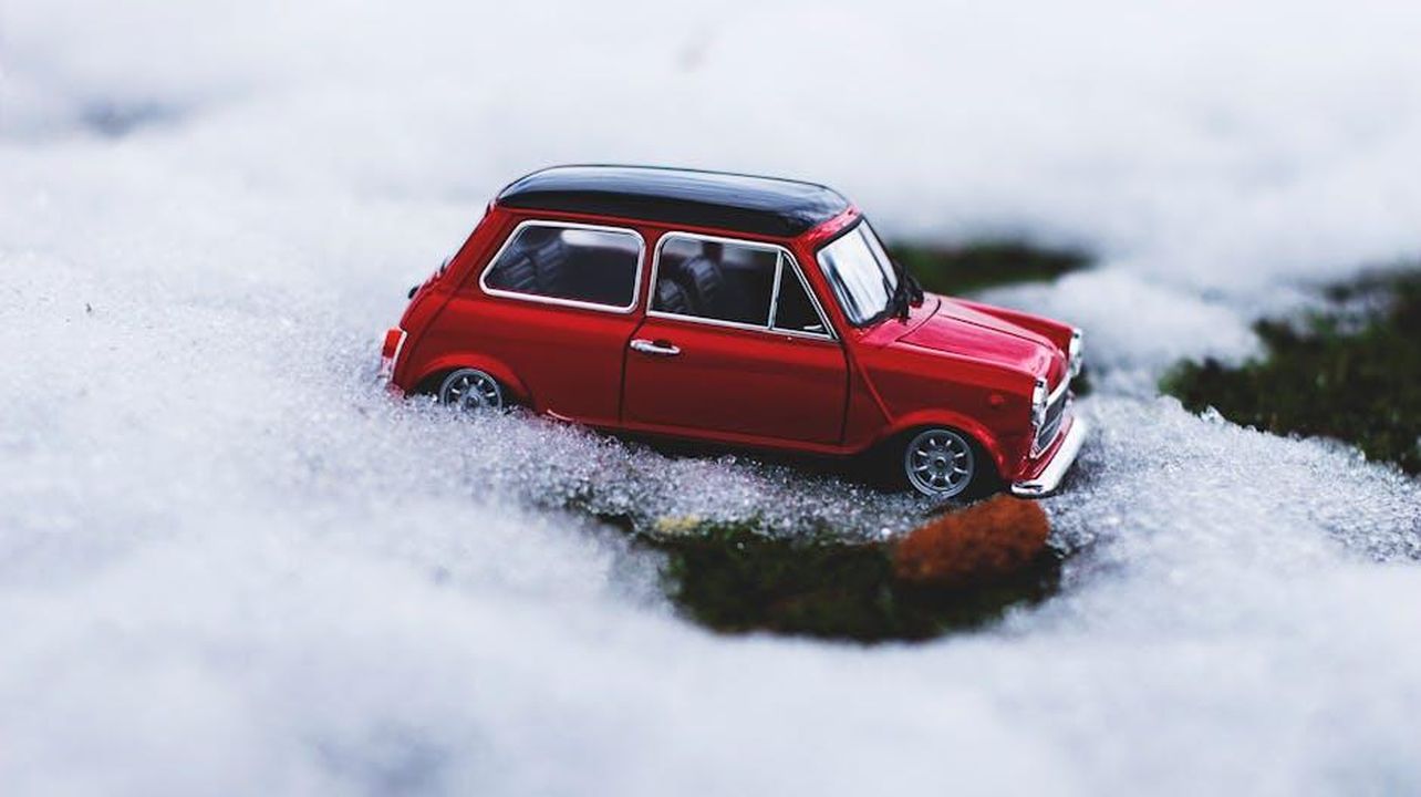 Il_MINI_Aceman_SE_Compagno_ideale_per_linverno_RAwS9j861p - Veicoli24 Source: revac film's&photography - pexels - Close-up of a red toy Mini Cooper on snow, capturing wintertime playfulness.