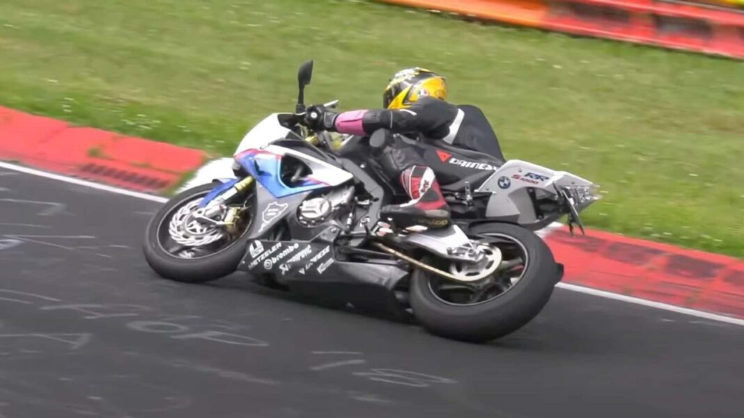 Impatto del divieto sulle sessioni turistiche Il Nürburgring vieta le moto nelle sessioni pubbliche dal 2025