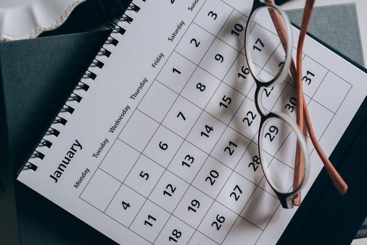 Il_debutto_della_SF25_e_il_calendario_2025_CnZXR8J66R - Veicoli24 Source: Leeloo The First - pexels - A close-up of a January calendar with eyeglasses on a table, emphasizing planning and organization.