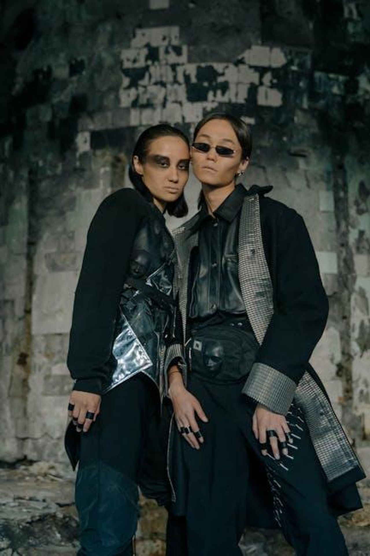 Il_futuro_della_GClass_e_della_gamma_Mercedes_lrNp8J6gjl - Veicoli24 Source: cottonbro studio - pexels - Two models in futuristic attire pose with bold makeup and eyewear.