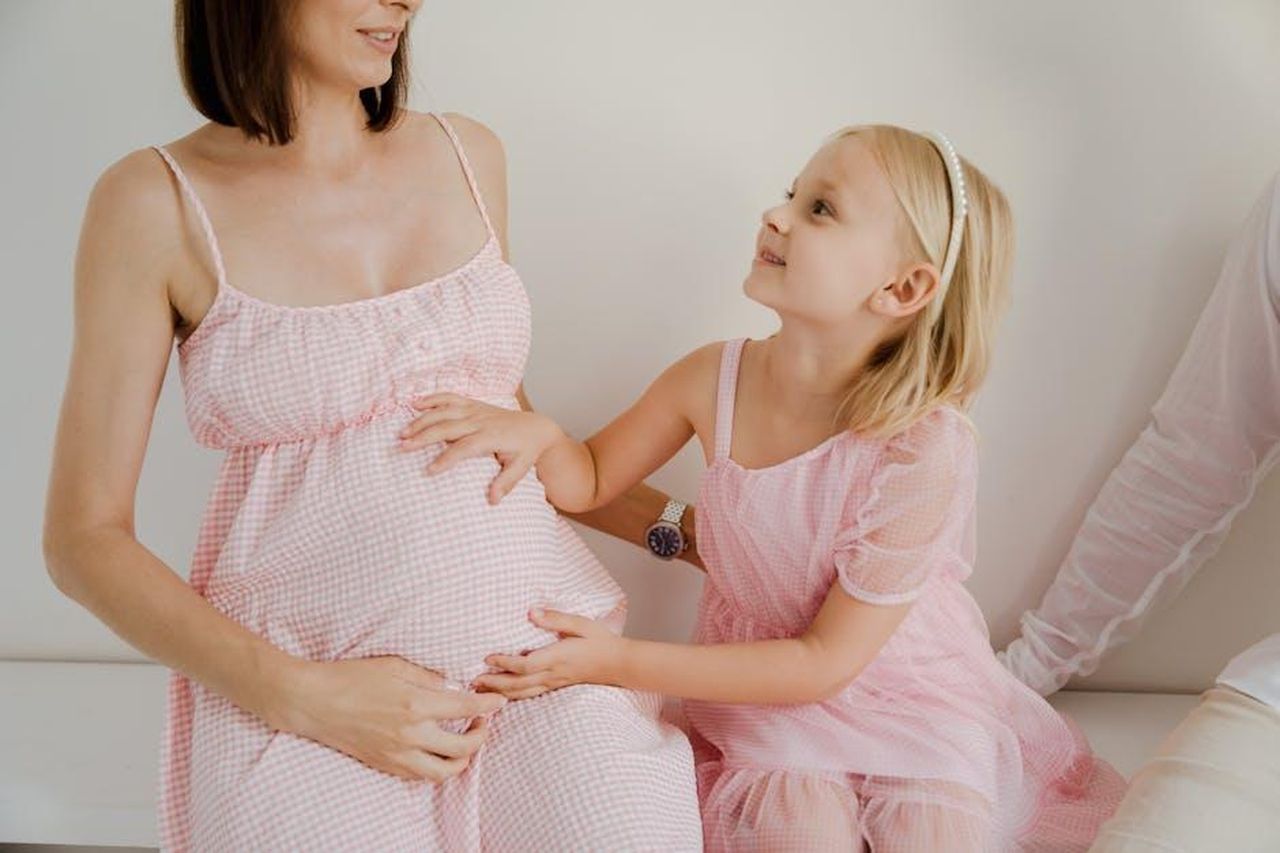 Il_futuro_della_Willow_Springs_sotto_nuova_propriet_OKYg9M9wi5 - Veicoli24 Source: RDNE Stock project - pexels - A pregnant mother and her daughter sharing a tender moment. Heartwarming family bond.