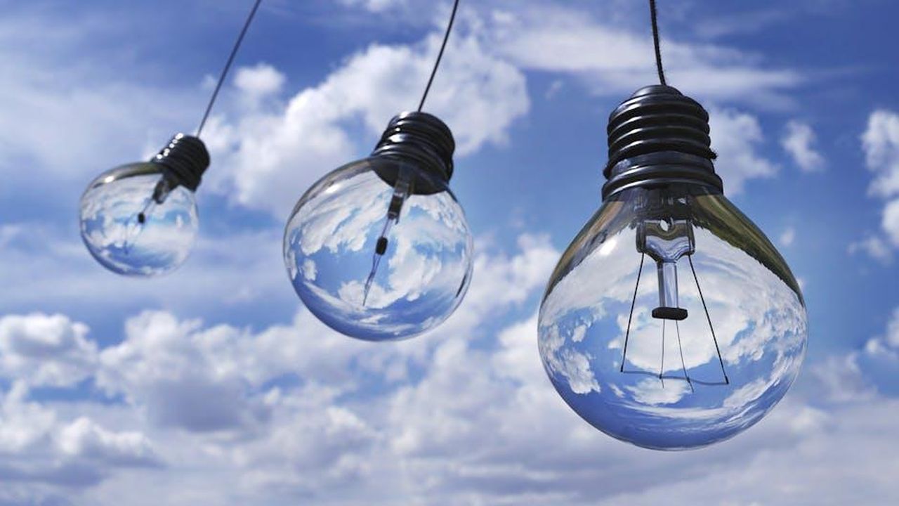 Il_futuro_elettrico_di_NASCAR_un_cambiamento_in_atto_cqoPuNnUTP - Veicoli24 Source: Pixabay - pexels - Surreal image of light bulbs reflecting blue sky and clouds, symbolizing creativity and energy.