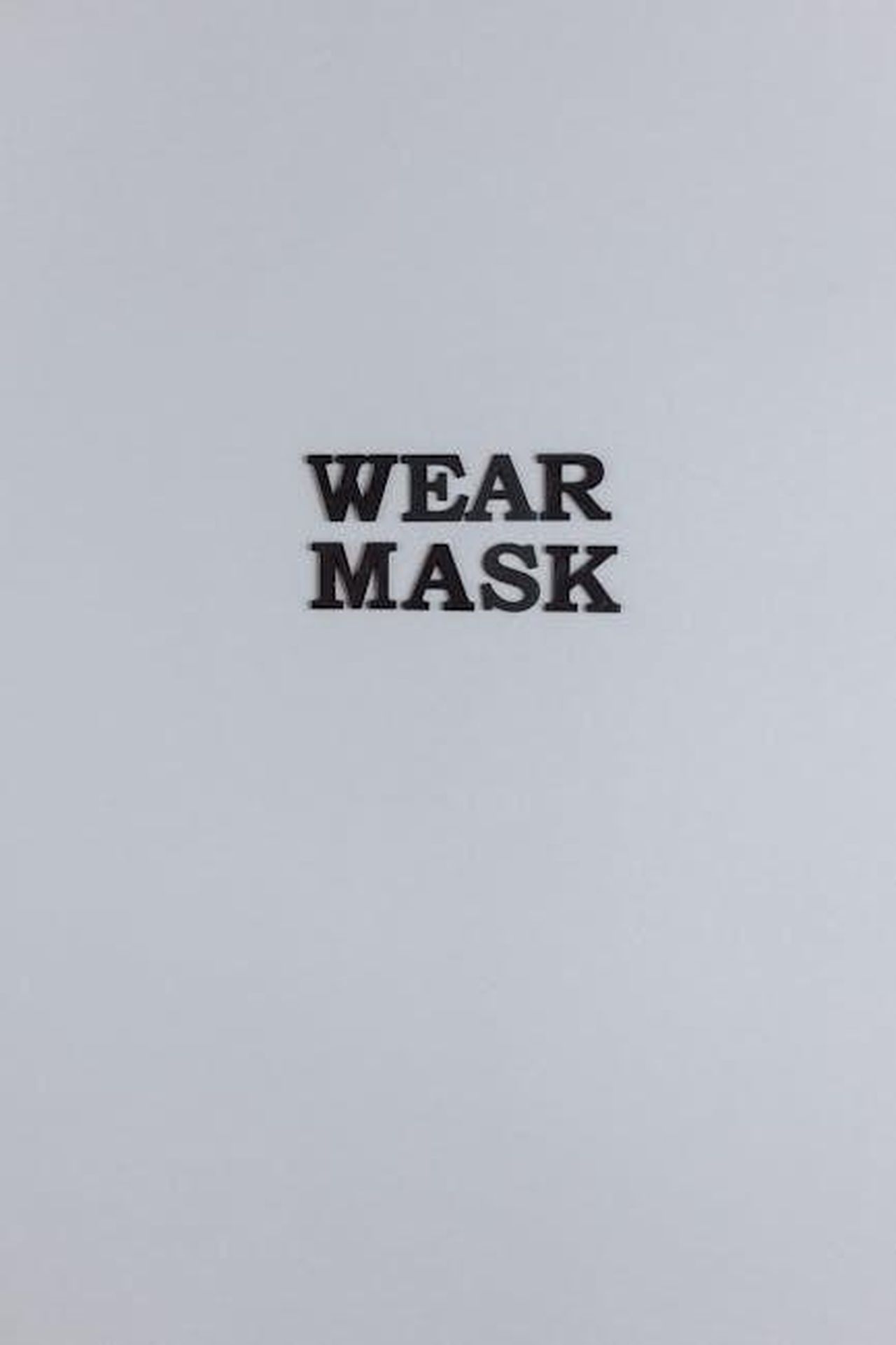 Il_mandato_ZEV_necessit_e_opportunit_YB2sdpdNFE - Veicoli24 Source: Thirdman - pexels - Simple message promoting mask wearing with a minimalist design.