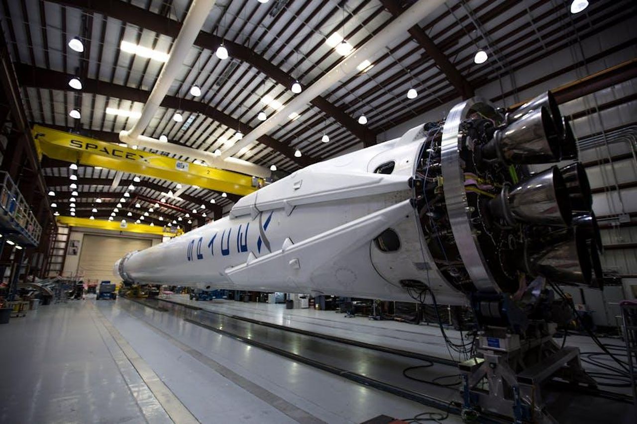 Il_nuovo_sistema_a_celle_a_combustibile_di_Toyota_jJbRfQ1lxM - Veicoli24 Source: SpaceX - pexels - A SpaceX Falcon rocket displayed in a spacious hangar under bright industrial lights.