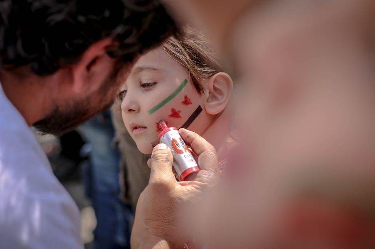 Il_processo_di_verniciatura_automatizzato_l5GcCFVnQ9 - Veicoli24 Source: Ahmed akacha - pexels - A man paints a child's face with flag colors, creating a symbol of expression.