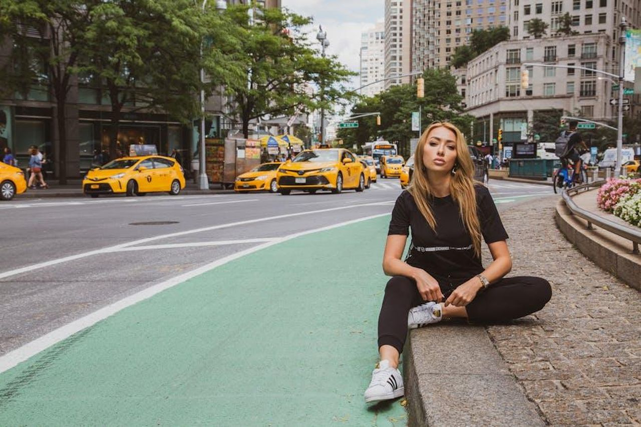 Il_richiamo_negli_Stati_Uniti_riguarda_i_modelli_2023_Model_3_e_Model_Y_XzLr3yHspr - Veicoli24 Source: Jeff Denlea - pexels - Fashionable woman sits on urban sidewalk with yellow taxis in bustling New York City.