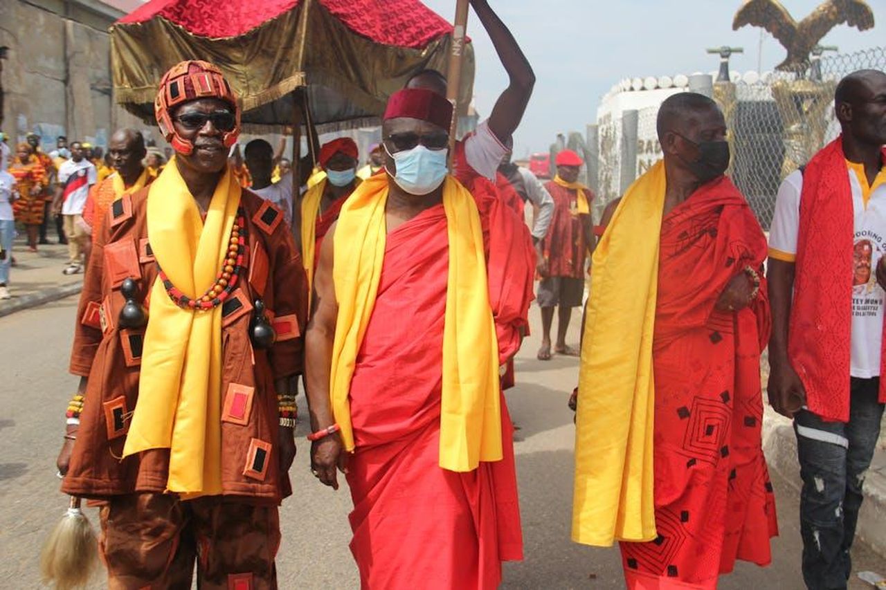 Il_ruolo_dei_leader_regionali_nella_transizione_EV_iD0RxQ1zfq - Veicoli24 Source: Yahaya Tetteh - pexels - African chiefs in traditional attire walk during a cultural ceremony in Accra, Ghana.