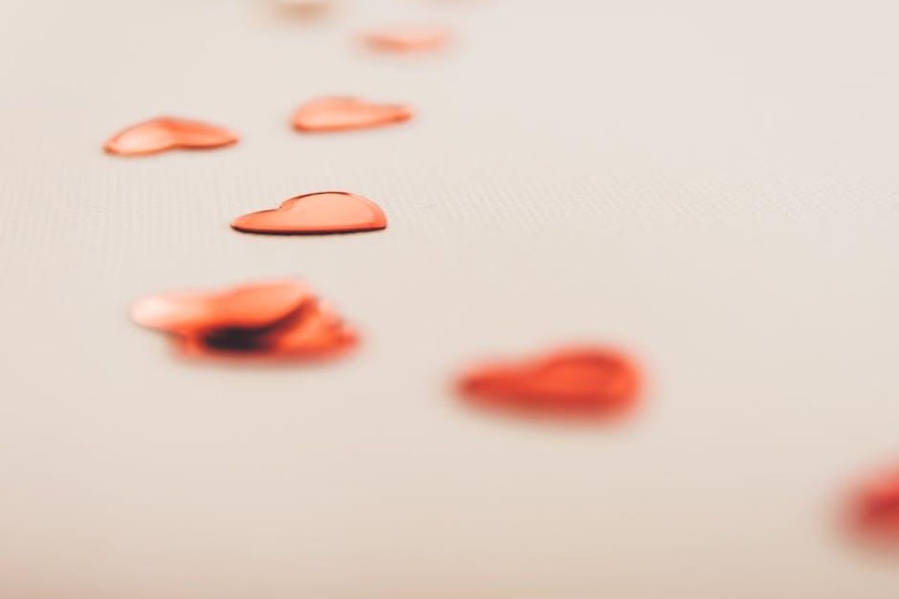 Il_ruolo_di_Valentino_Rossi_nella_progettazione_delledizione_speciale_LlZy6mSMwn - Veicoli24 Source: Luciann Photography - pexels - Red heart confetti scattered on a soft beige surface, perfect for Valentine’s Day or romantic themes.