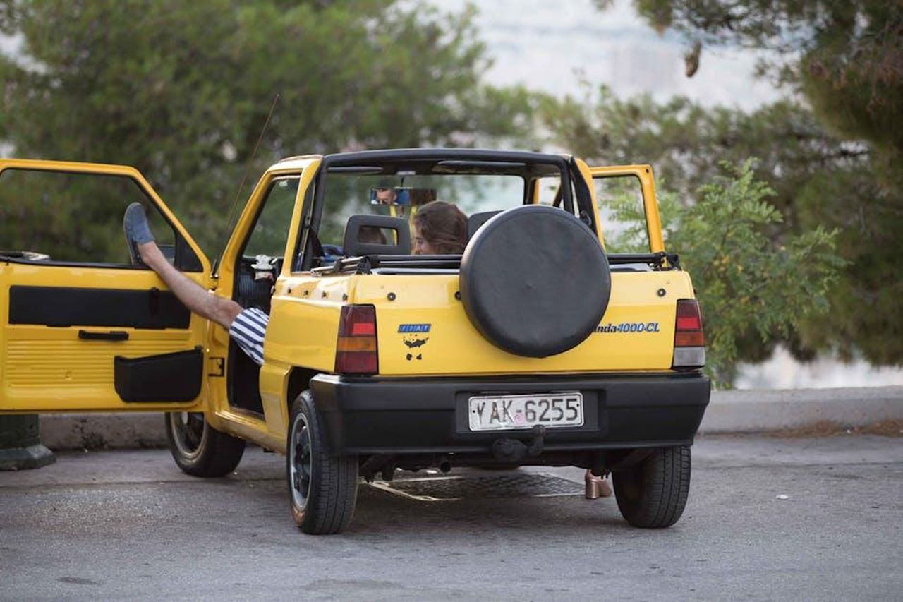Il_tour_LA_PRIMA_di_Grande_Panda_1A40j8t5V7 - Veicoli24 Source: Nasir Javed - pexels - Relaxed scene featuring a vintage Fiat Panda with open doors in a scenic outdoor setting.