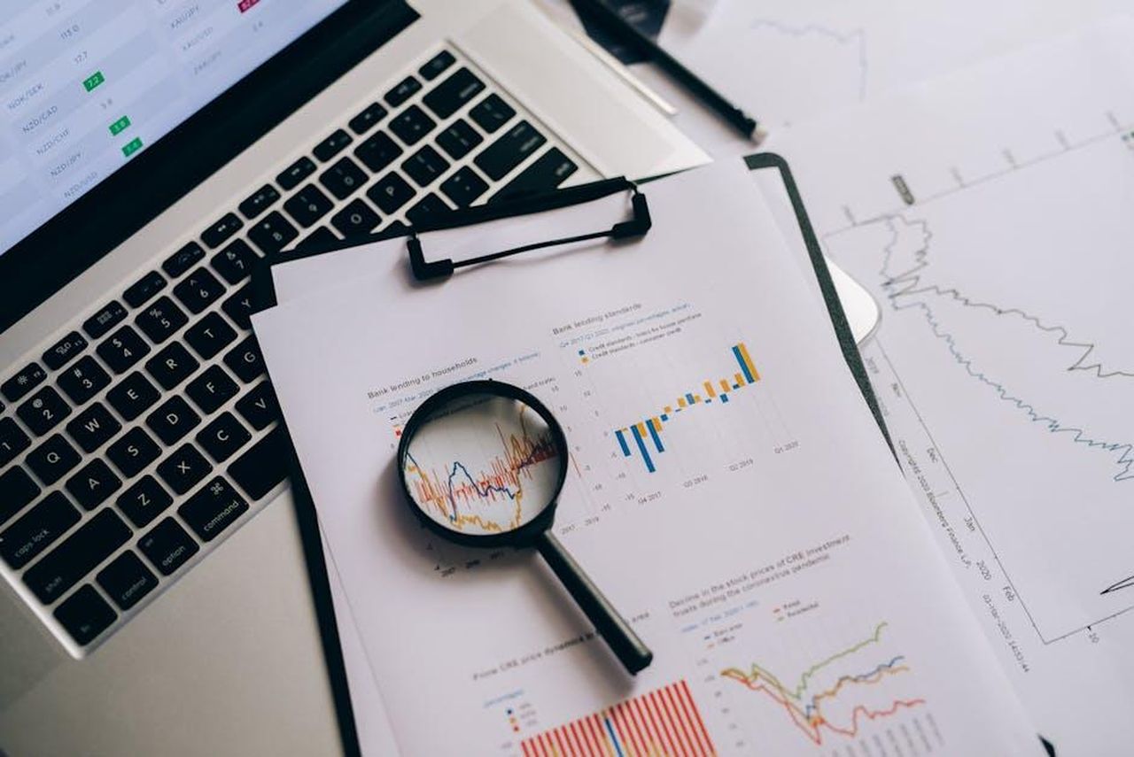 Imparare_dalle_indagini_finanziarie_passate_RU81LLDHmw - Veicoli24 Source: Leeloo The First - pexels - Overhead view of financial charts, laptop, and magnifying glass, ideal for business analysis themes.