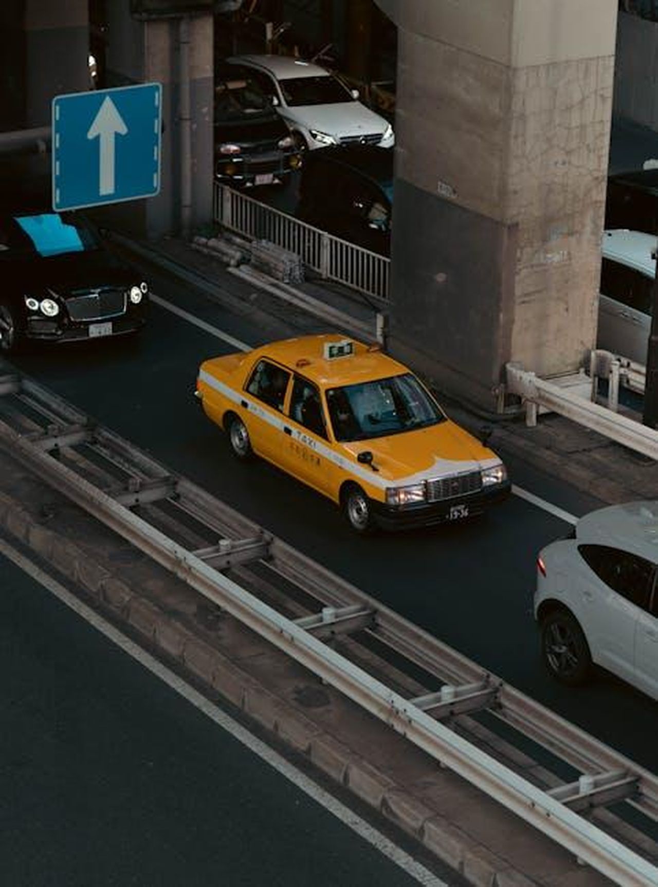 Impatto_del_richiamo_sui_proprietari_8x1vkmYPEy - Veicoli24 Source: Viridiana Rivera - pexels - Aerial view of a yellow taxi driving on a highway among automobiles in urban Tokyo, Japan.