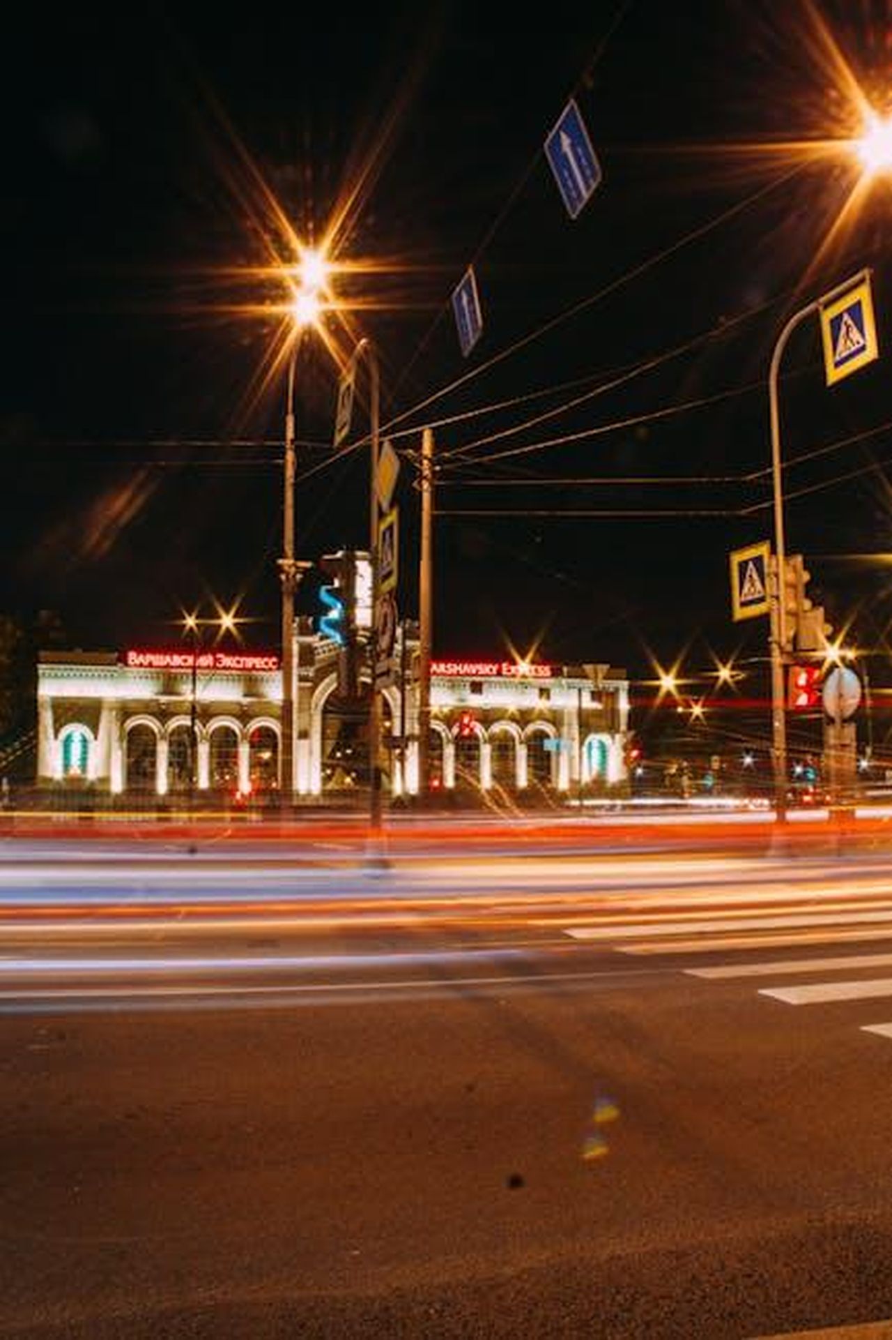 Impatto_delle_politiche_governative_sulle_vendite_di_EV_KtrsSGqCG2 - Veicoli24 Source: NastyaSensei - pexels - Illuminated urban street at night with vibrant light trails and traffic motion.