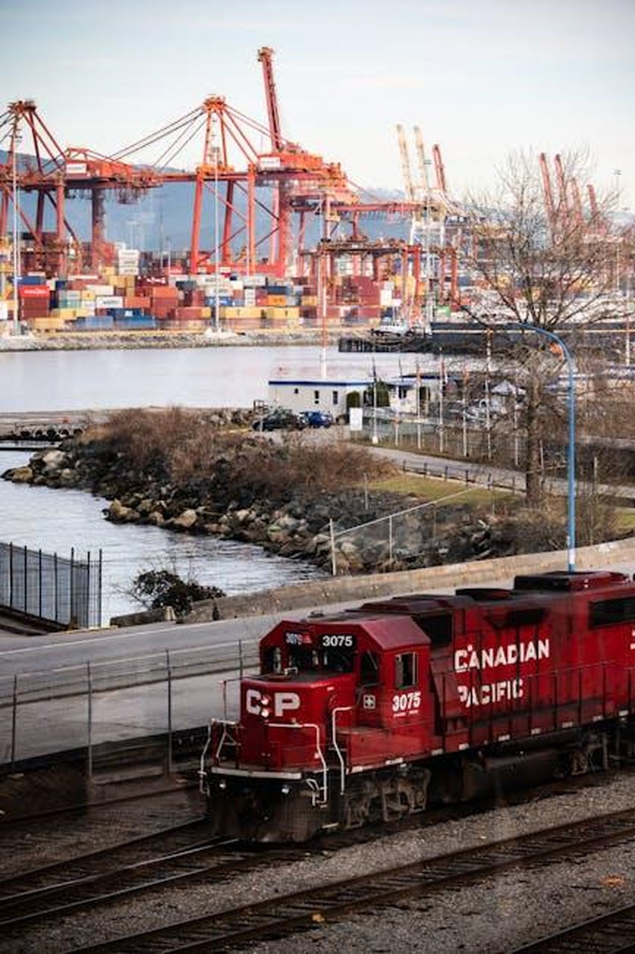 Impatto_delle_tariffe_sulle_importazioni_canadesi_mY9z7CW1af - Veicoli24 Source: Maximilian Ruther - pexels - A Canadian Pacific train near container cranes in Vancouver, BC port.