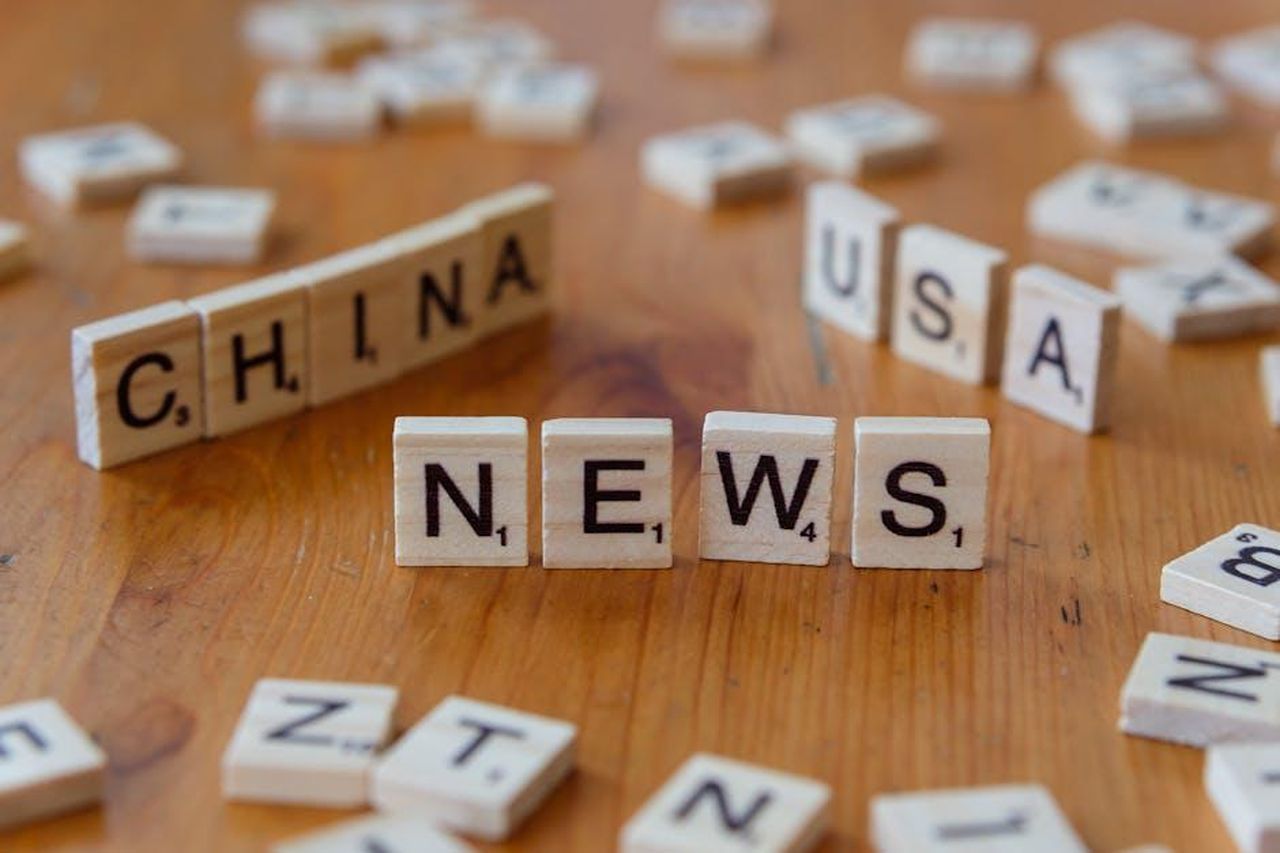 Impatto_globale_della_mancanza_di_qualifiche_gV6LanZmti - Veicoli24 Source: Markus Winkler - pexels - Wooden Scrabble tiles spelling 'NEWS' with 'CHINA' and 'USA' on a wooden surface.