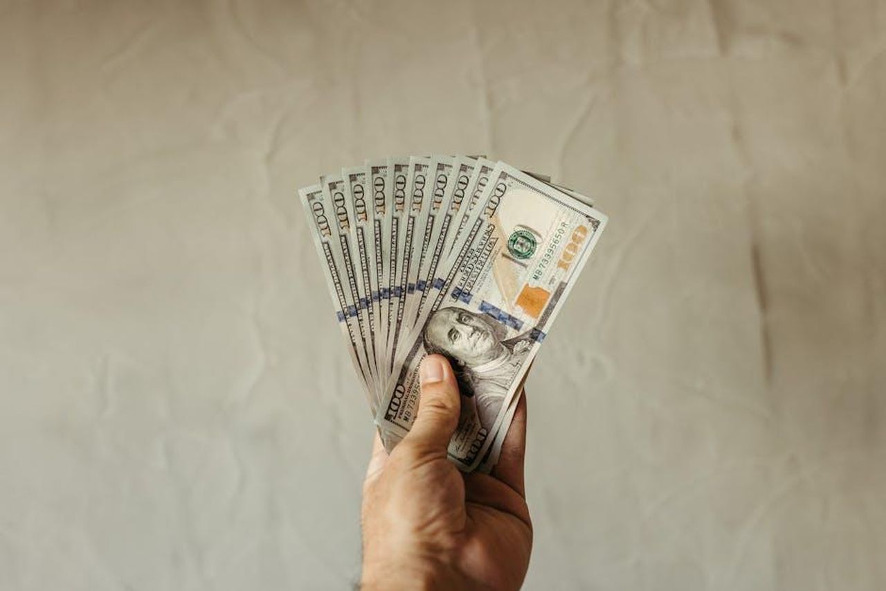 Impatto_sui_profitti_e_confronto_con_PPI_qQs8QLwpCx - Veicoli24 Source: Jonathan Borba - pexels - A close-up of a hand holding multiple US dollar bills, showcasing wealth and finance concepts.
